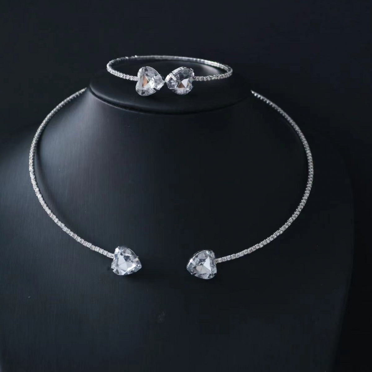 A Stylish Exquisite Drop-Shaped Neck Chain and Bracelet Set