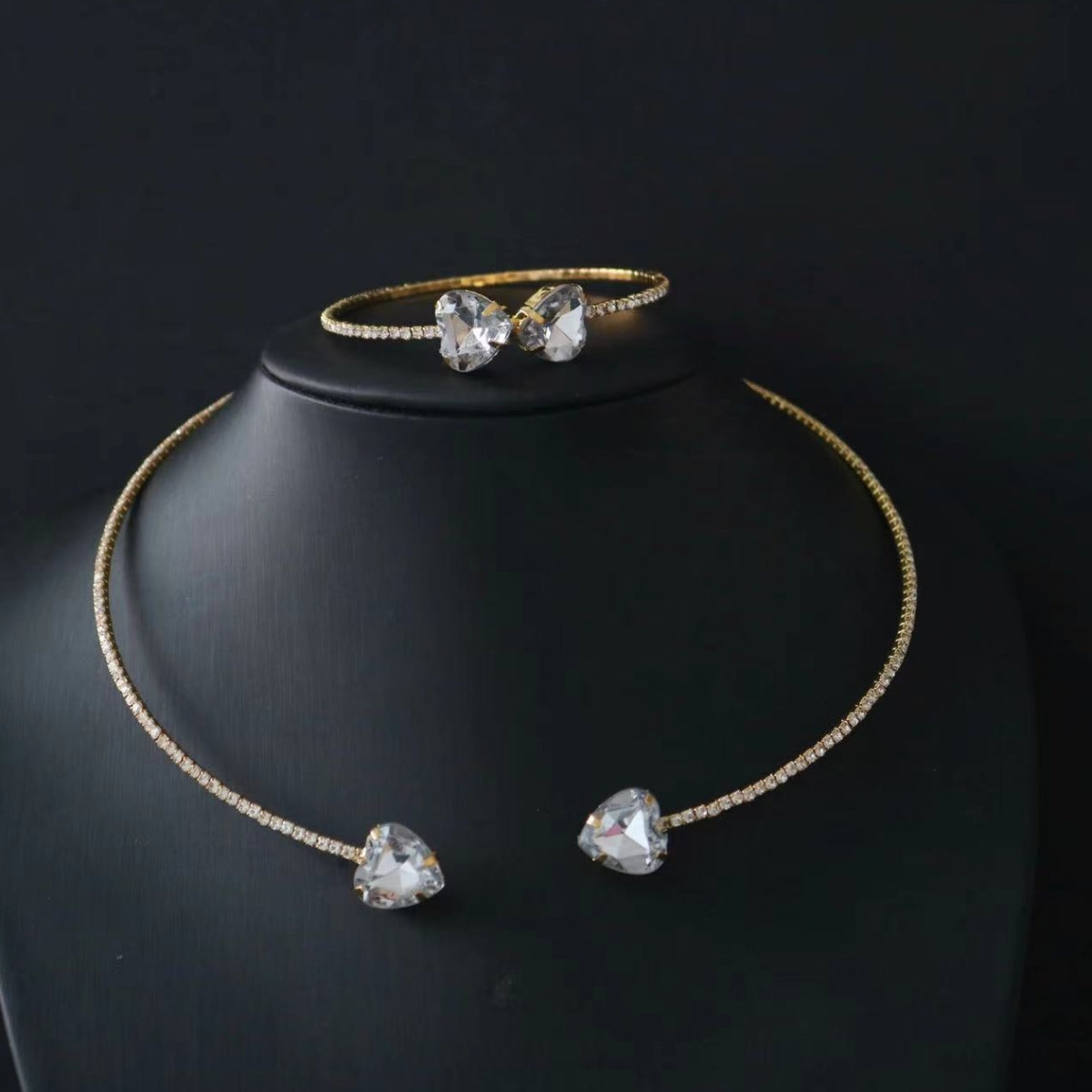 A Stylish Exquisite Drop-Shaped Neck Chain and Bracelet Set